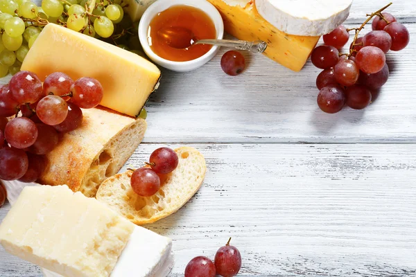 Verschillende soorten kaas op een achtergrond van platen — Stockfoto
