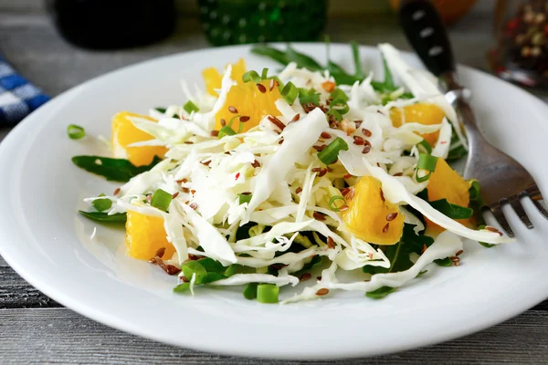 Easy cabbage salad with arugula and orange — Stock Photo, Image