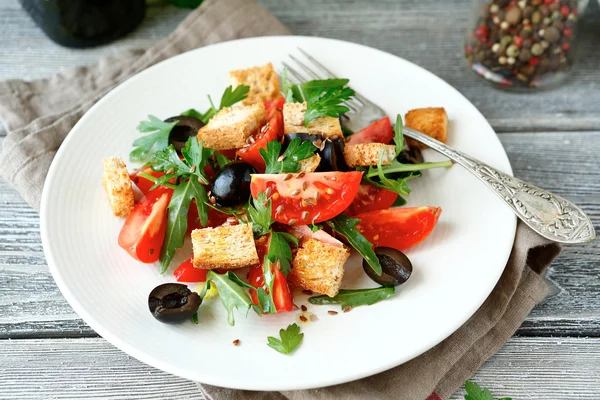 Délicieuse salade aux olives, roquette et tomates — Photo