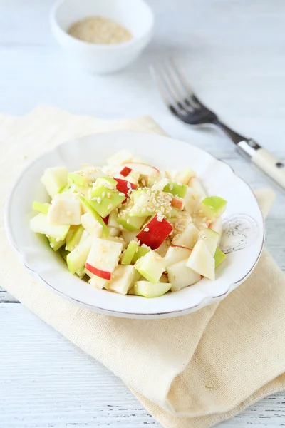 新鮮なリンゴとセロリのサラダ — ストック写真