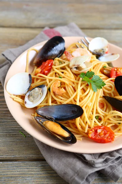 Pastas nutritivas con mejillones de carne y calamares en un plato —  Fotos de Stock