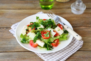 Taze salata domates, biber ve bir plaka üzerinde peynir ile