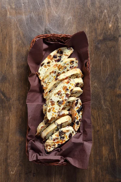 Резка итальянского печенья в корзине — стоковое фото