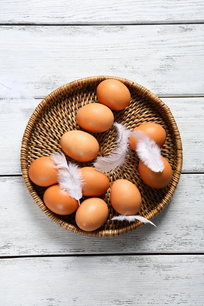 Ovos de Páscoa na bandeja de vime — Fotografia de Stock