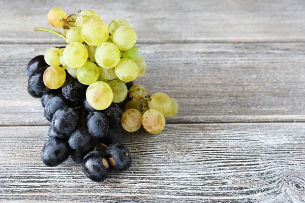 Two varieties of Grapes on the boards — Stock Photo, Image