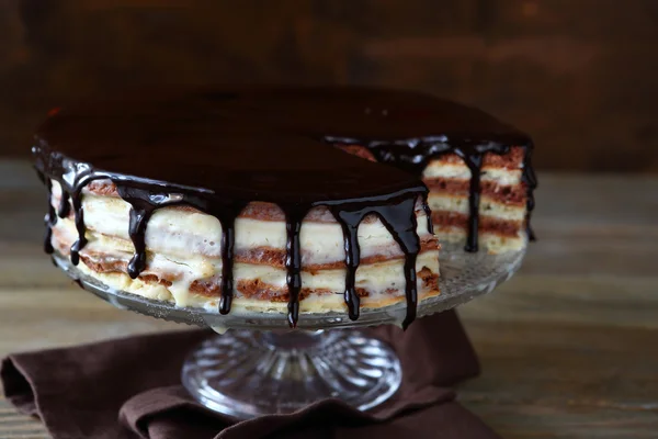 Gelaagde chocoladetaart op glas staan — Stockfoto