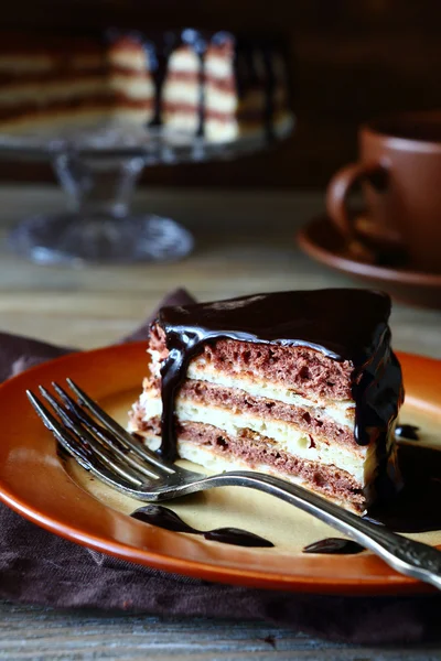 Кусок деревенского торта с шоколадной глазурью — стоковое фото