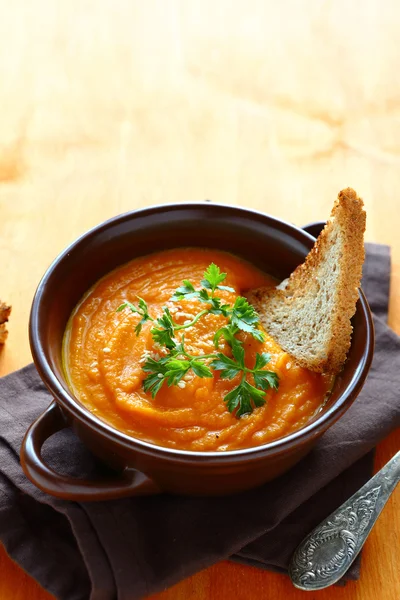 Тыквенный суп с петрушкой и крутоном — стоковое фото