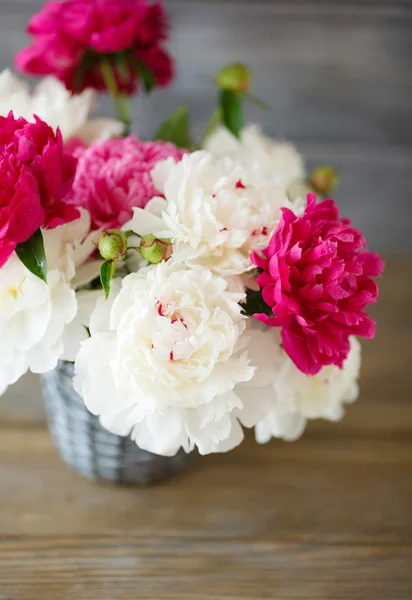 Peonie fresche in un vaso di vimini — Foto Stock