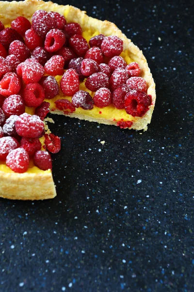 Delicious pie with raspberries dusted powdered sugar — Stock Photo, Image