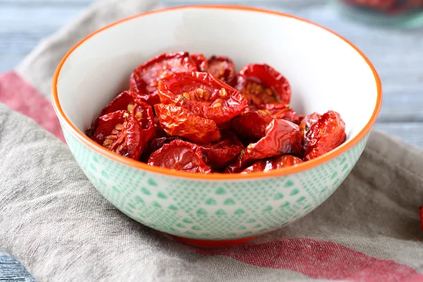 Tomates séchées au soleil dans un bol — Photo