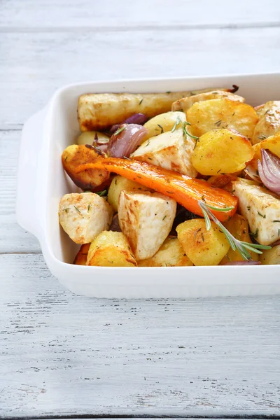 Batatas com cenouras e cebolas em uma tureen — Fotografia de Stock