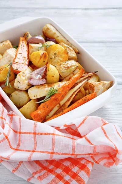 Horneado verduras en un tazón — Foto de Stock