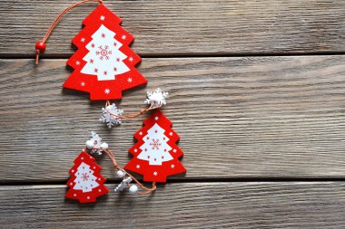 Kurullarının bir arka plan üzerinde Noel ağaçları