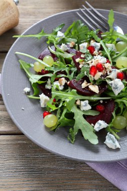 Lezzetli plaka üzerinde kırmızı pancar salatası