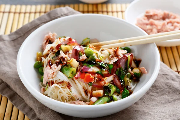 Rice noodles with tuna — Stock Photo, Image