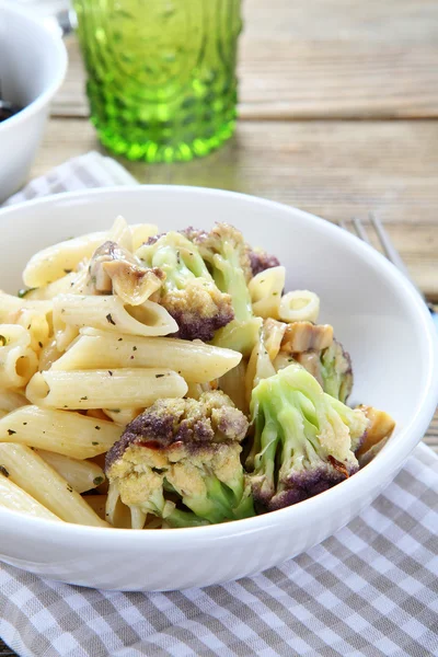 Pasta con queso y brócoli —  Fotos de Stock