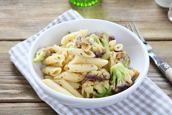 Penne with broccoli and cheese — Stock Photo, Image