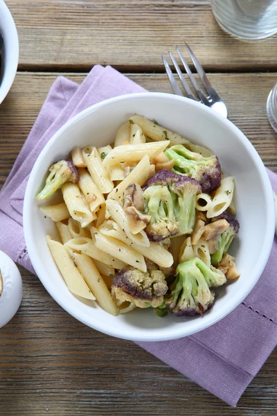 Penne saborosa com brócolis na placa — Fotografia de Stock