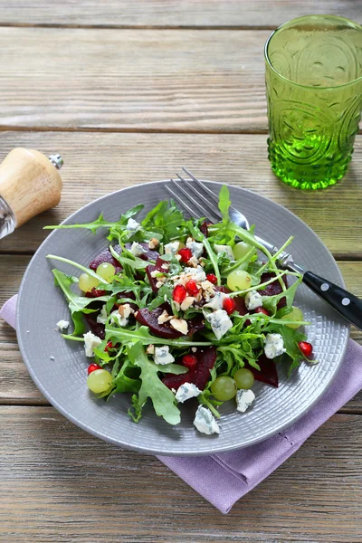 Питательный овощной салат на тарелке — стоковое фото