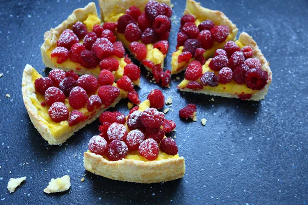 Fatias de torta doce com framboesas no fundo de ardósia — Fotografia de Stock