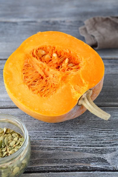 La mitad de la calabaza cruda —  Fotos de Stock