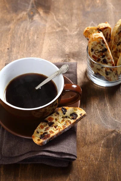 Kaffee und Kekse auf den Tafeln — Stockfoto