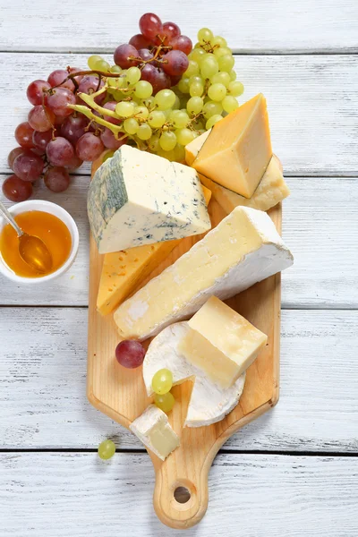 Käse mit Honig und Trauben — Stockfoto