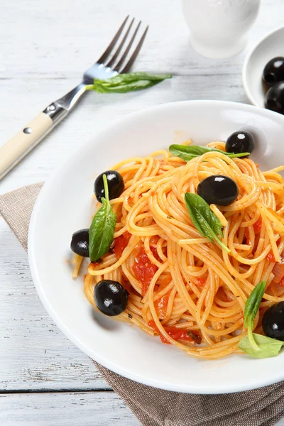 Spaghetti with olives and basil — Stock Photo, Image