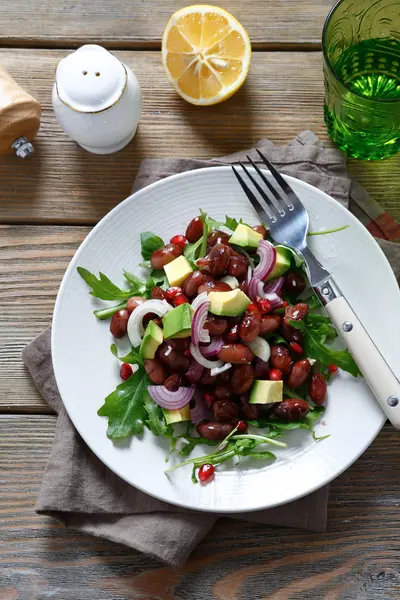 Салат с рукколой, авокадо и бобами — стоковое фото
