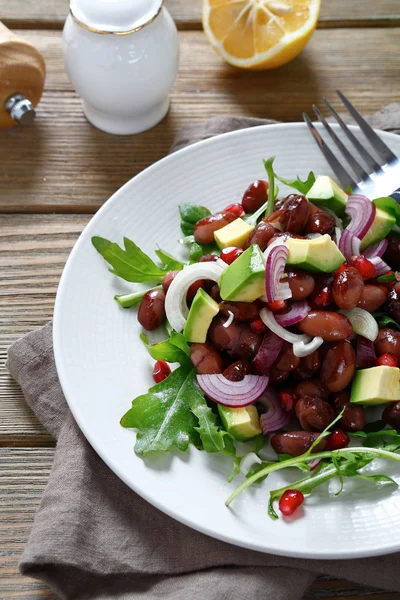 Salat mit gekochten Bohnen auf einem Teller — Stockfoto