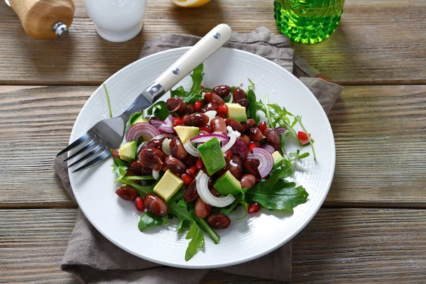 Köstlicher Salat mit Bohnen und Rucola — Stockfoto