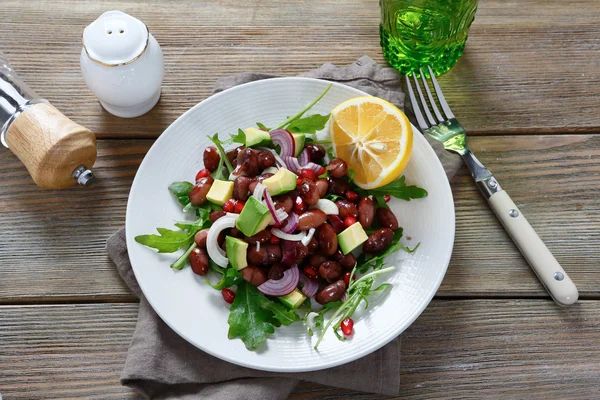 Ernährender Salat auf dem Teller — Stockfoto