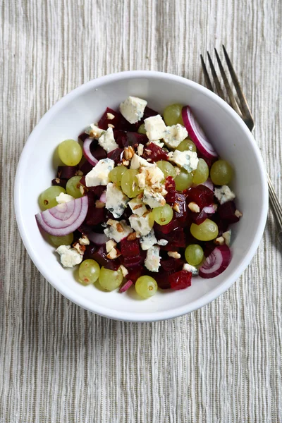 Salat mit Rüben und Trauben — Stockfoto