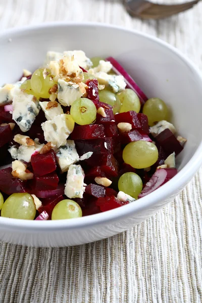 Voedende salade met groenten — Stockfoto