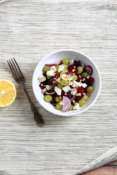 Hausgemachter Salat mit Rüben, Trauben und Zwiebeln — Stockfoto