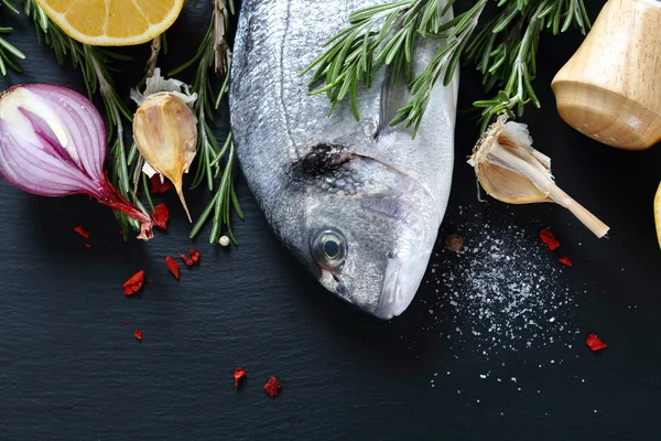 Pescado crudo en la pizarra —  Fotos de Stock