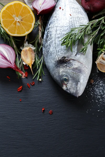 Raw fish with lemon and spices — Stock Photo, Image