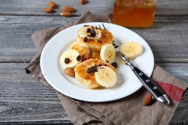 Panqueque de cuajada con chocolate y plátanos —  Fotos de Stock