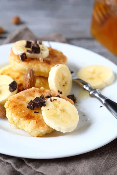 Curd pancake with chocolate and chunks banana — Stock Photo, Image