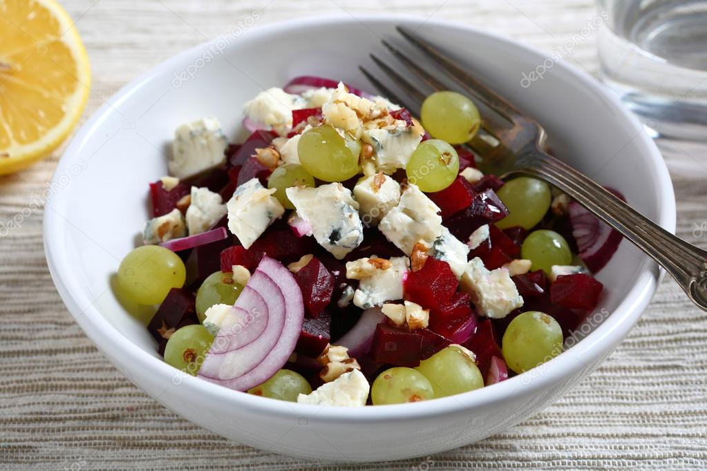 Beet, grapes and onions in a bowl