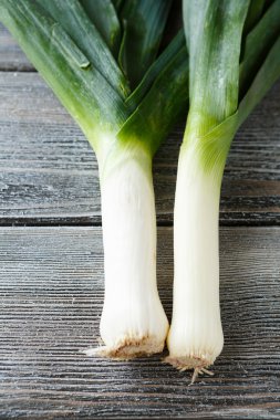 Ahşap kurullarında ham pırasa