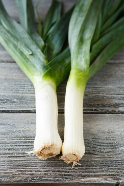 Kurullarında taze pırasa