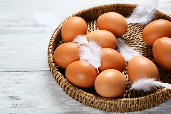 Huevos en una bandeja de mimbre — Foto de Stock