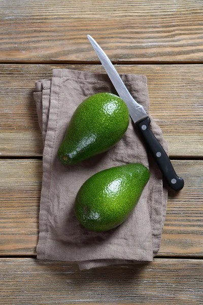 Färsk avokado på en servett — Stockfoto