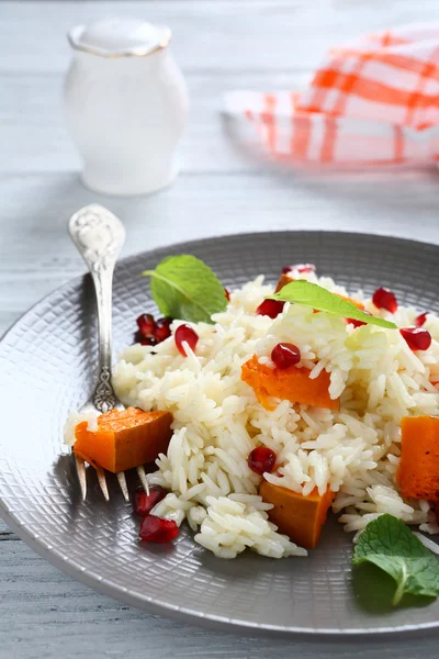 Smakelijke rijst met pompoen en mint — Stockfoto
