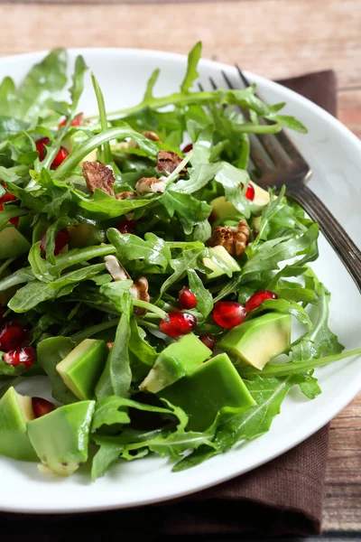 Ensalada ligera con rúcula, aguacate y granada — Foto de Stock