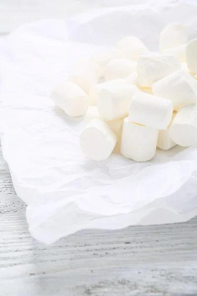 Heerlijke marshmallow op witte servet — Stockfoto