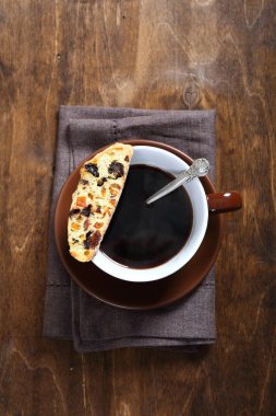 Siyah kahve ile bisküvi