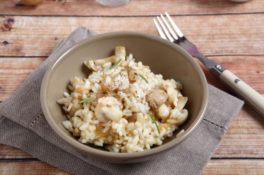 Pirinç bir kase mantar ile